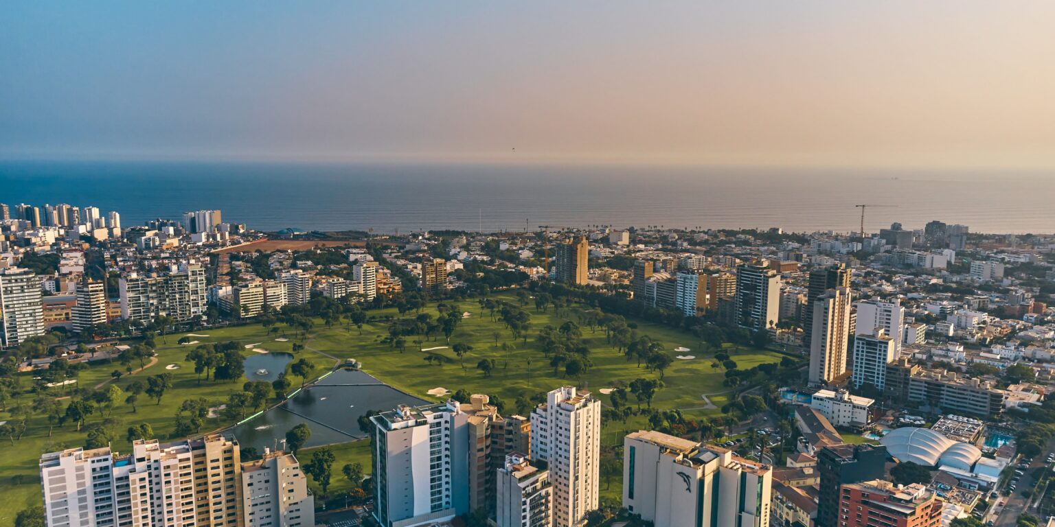 ¿Comprar o alquilar departamentos frente al mar en Lima?